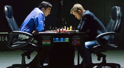 Anand y Carlsen, en una de las partidas del campeonato del Mundo.