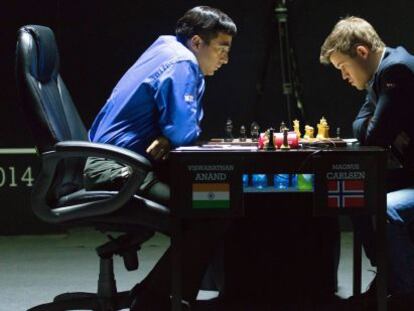 Anand y Carlsen, en una de las partidas del campeonato del Mundo. 