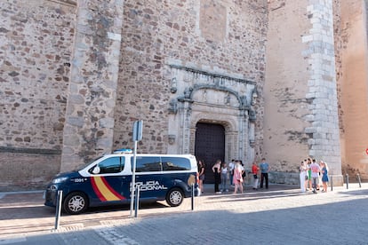 Un grupo de adolescentes frente a la comisaria de Policía Nacional de Almendralejo, Badajoz, el martes.