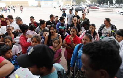 Un grupo de migrantes espera a ser normbrados para cruzar la frontera de Estados Unidos y pedir asilo, entre Tijuana y San Ysidro.