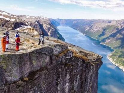 Un escalador graba con su dron las imágenes de un espectacular salto base y del paisaje de este enclave geográfico