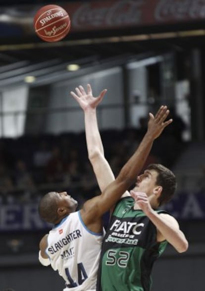 Slaughter y Kuzmic luchan por el balón durante el partido
