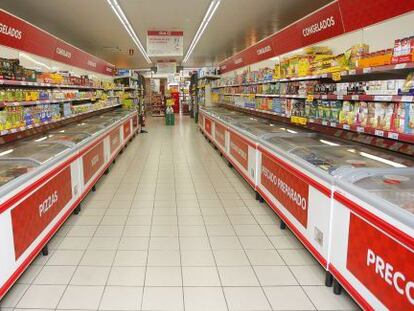 Interior de un supermercado Dia en Espa&ntilde;a.