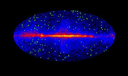 Localizaci&oacute;n de las 150 fuentes de rayos gamma utilizados como &#039;faros&#039; en el estudio de la &#039;niebla&#039; de luz estelar hecho por  el telescopio &#039;Fermi&#039;, con el plano de la V&iacute;a Galaxia en el centro, en rojo y amarillo.  
 