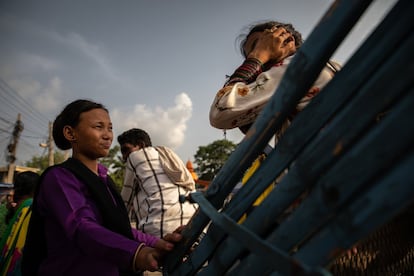<p>Danu Thapa, de 24 años y vigilante de frontera de una ONG, detiene un motocarro que lleva una niña a India por la ciudad fronteriza nepalí de Bhairahawa para preguntar a la ocupante del vehículo el motivo de su viaje y si lo ha organizado otra persona. El objetivo de Thapa es determinar si se trata de una viajera normal o de una víctima del tráfico de personas. </p>  <p>Uno de los procedimientos que utilizan los vigilantes de las ONG para corroborar las declaraciones de las mujeres y las niñas es llamar a su familia. A menudo, los traficantes están al otro extremo de la línea telefónica, haciéndose pasar por parientes a través del primer número de teléfono que las víctimas dan a los miembros de la organización antitráfico. Los colaboradores de la ONG suelen pedir varios números para verificar la información. Independientemente del resultado, la organización lleva un registro de las personas a las que ha interrogado con sus declaraciones, descripciones y contactos. </p>  <p>Se calcula que cada día un mínimo de 54 mujeres y niñas son trasladadas ilegalmente de Nepal a India. La causa más frecuente es la pobreza, pero la insuficiente protección de los derechos humanos, la inestabilidad política, los conflictos, las catástrofes naturales, el analfabetismo y la corrupción actúan como catalizadores del fenómeno y convierten la trata de personas en un negocio floreciente que mueve 150.000 millones de dólares al año, y a Nepal en una de sus fuentes más lucrativas.</p>