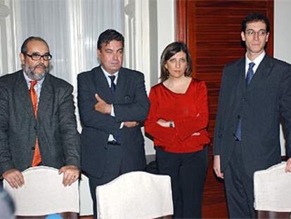 El presidente de la asociación, Carlos Ripolles, y su hermana, junto a los abogados tras presentar la denuncia.