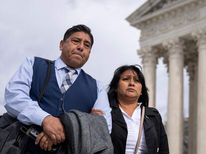 Jose Hernandez y Beatriz Gonzalez, padrastro y madre de Nohemi Gonzalez (que murió en el ataque terrorista de París en 2015), ayer, en el Tribunal Supremo de EE UU.