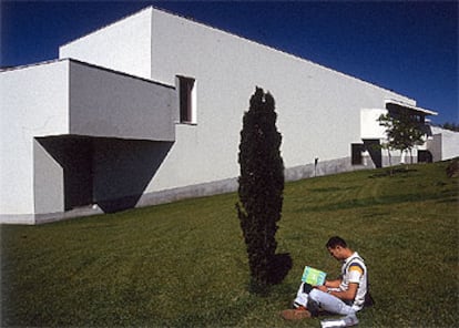 La claridad, simplicidad y precisión en la escala caracterizan el nuevo pabellón de la Fundación Serralves de Oporto, obra del arquitecto Álvaro Siza.