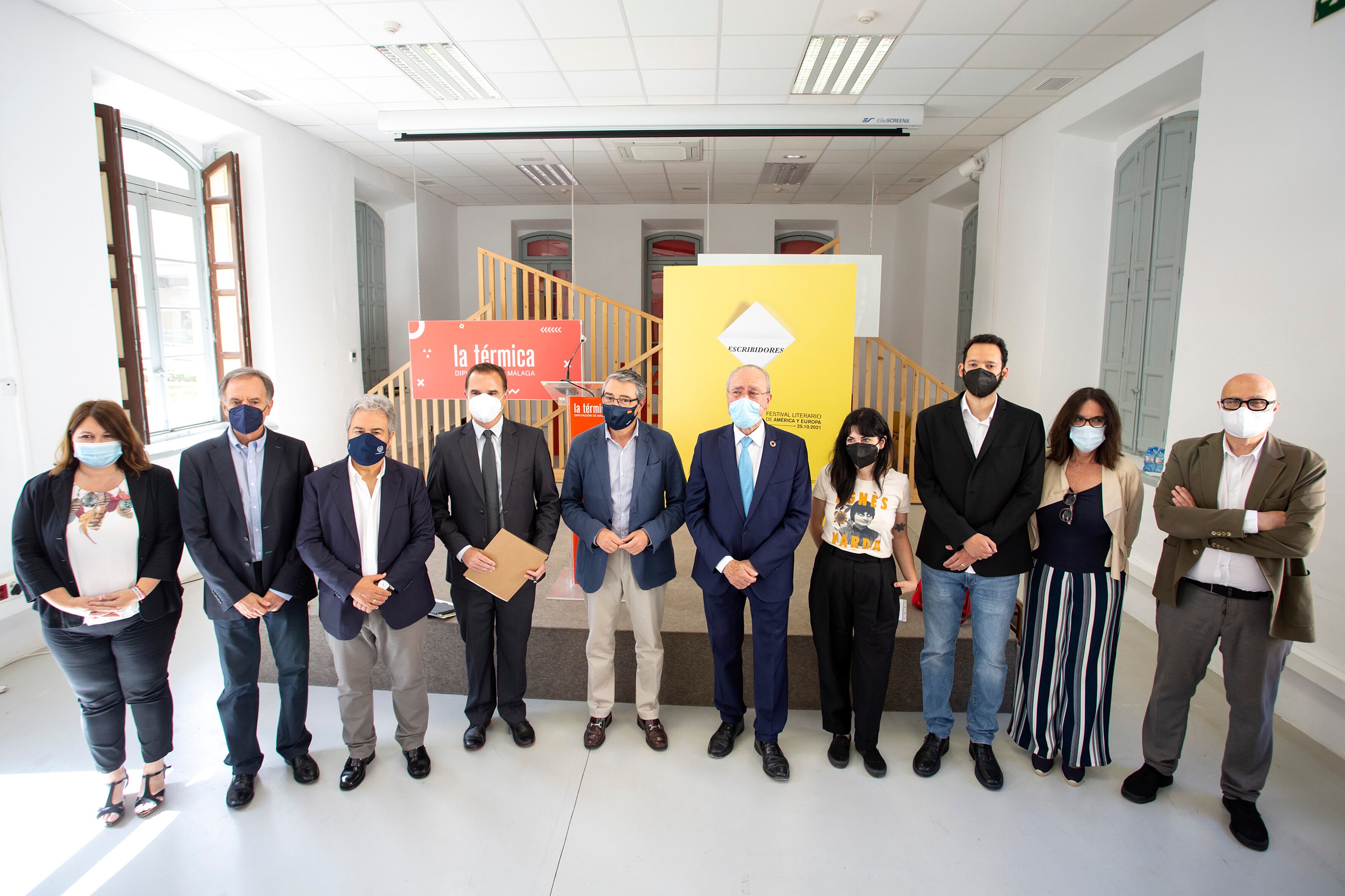 Participantes y organizadores del festival Escribidores, esta mañana, en Málaga. 