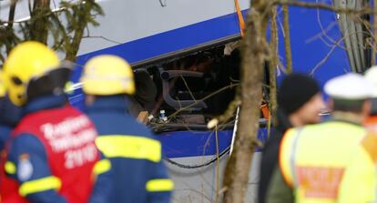 Restos de uno de los trenes tras el siniestro en Bad Aibling (Alemania).