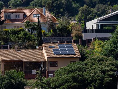 Placas solares en el tejado de una vivienda De Cabrils, Maresme (Barcelona).