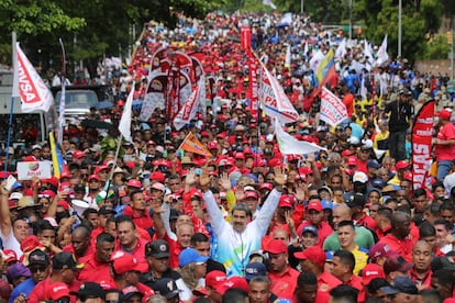 Nicolás Maduro camina entre sus seguidores en la marcha del Día del Trabajo, este miércoles.