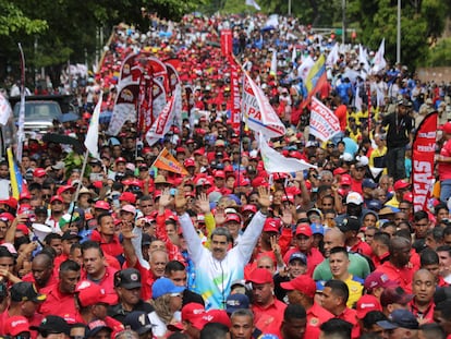 Nicolás Maduro camina entre sus seguidores en la marcha del Día del Trabajo, este miércoles.
