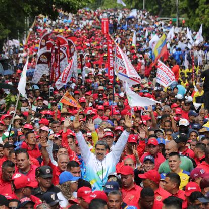 Nicolás Maduro camina entre sus seguidores en la marcha del Día del Trabajo, este miércoles.