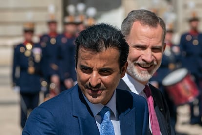 El emir de Qatar y Felipe VI, durante la ceremonia celebrada en el Palacio Real. 