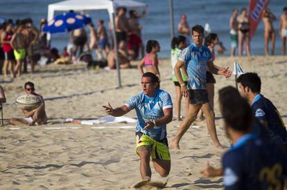 Los equipos que participan en el torneo internacional de rugby playa suelen ser conjuntos que durante el curso compiten con un nombre distinto y para este tipo de campeonatos estivales cambian de nombre. Es el caso del Club de Rugby Complutense Cisneros, que participa bajo la denominación de Walkabouts.