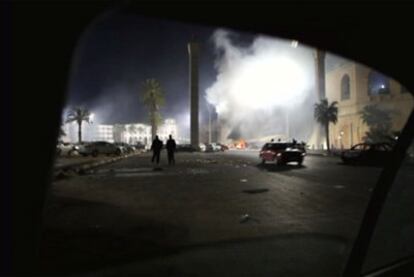 Un coche arde ayer en el centro de Trípoli, en una imagen tomada de la televisión.