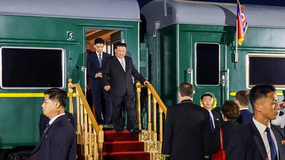 Kim Jong-un baja del 'Taeyangho' a su llegada a Kahsan, la frontera entre Corea del Norte y Rusia, el 12 de septiembre de 2023.