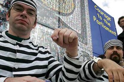 Protesta delante del Parlamento Europeo por las patentes de <i>software.</i>