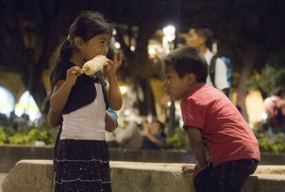 Dos ni&ntilde;os triquis, en Oaxaca.