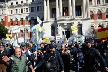 Un grupo ha invadido la calzada y ha cortado el tráfico durante unos pocos minutos, supervisado por agentes de Policía Nacional. Los congregados aseguran que tienen permiso para acometer esta protesta en la vía de circulación.