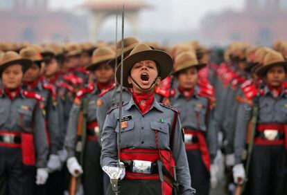Un oficial de Assam Rifles, una fuerza paramilitar, da órdenes durante el ensayo para el desfile del Día de la República, en Nueva Delhi (India).