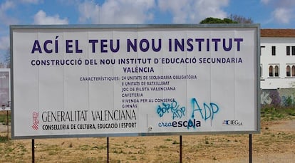 Cartell que anunciava la construcció d'un institut a València.