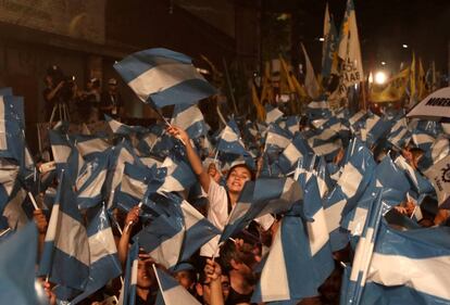 Los seguidores de Alberto Fernandez se reunen frente al búnker del Frente de Todos en Buenos Aires, Argentina.