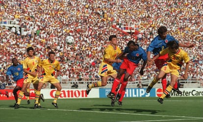 "El tren" Valencia remata un centro y anota en un partido de fase de grupos del mundial de 1994, en Pasadena (California) contra Rumania.