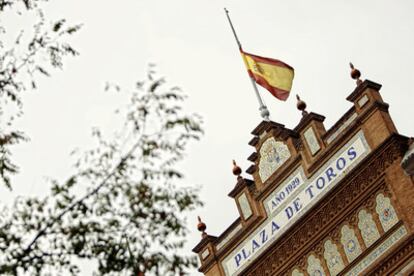 Las banderas de la plaza de toros de Las Ventas, en Madrid, ondean a media asta la tarde del domingo, como señal de duelo por el fallecimiento del matador Antoñete el sábado 22 de octubre.
