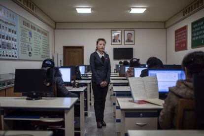 Ri Yong-Hwa en un aula de la fábrica de seda Kim Jong-Suk en Pyongyang. Estos talleres emplean a 1.600 personas y llevan el nombre de la abuela del actual líder norcoreano Kim Jong-Un.