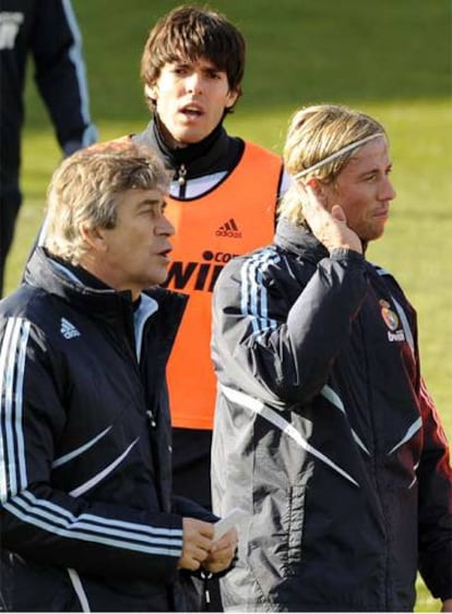 Pellegrini, junto a Guti y Kaká en un entrenamiento del Real Madrid.