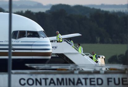 Miembros de la tripulación subían el martes al avión fletado para transportar a los inmigrantes desde el Reino Unido a Ruanda, en la localidad de Wiltshire.