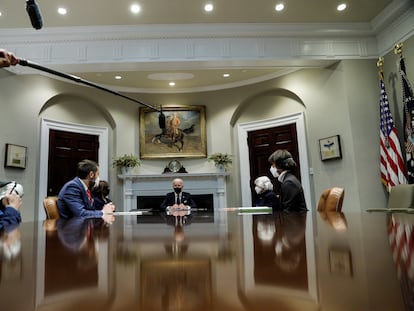 Joe Biden, con Kamala Harris, Janet Yellen y otros colaboradores, a principios de marzo en la Casa Blanca.