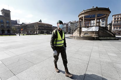 Un soldado atraviesa este viernes las calles vacías de Pamplona.