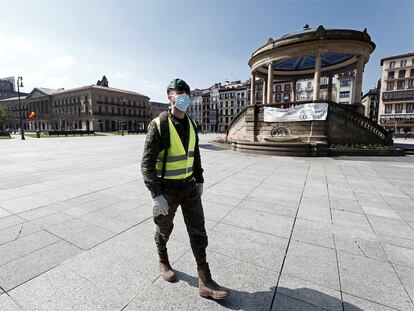 Un soldado atraviesa este viernes las calles vacías de Pamplona.