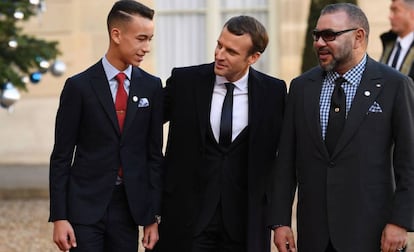 Emmanuel Macron saluda al pr&iacute;ncipe Moulay Hassan y al rey de Marruecos Mohammed VI.