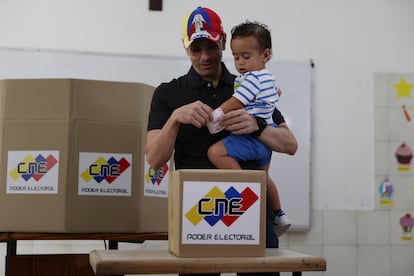 El candidato opositor Henrique Capriles vota en Caracas (Venezuela).