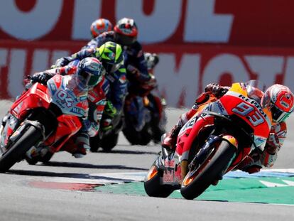 Márquez, en cabeza, en un momento de la carrera en Assen. 