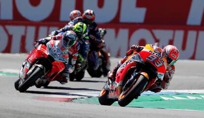 Márquez, en cabeza, en un momento de la carrera en Assen.