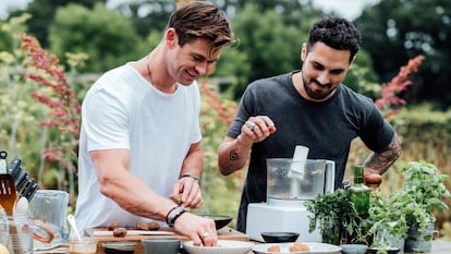 El actor Chris Hemsworth cocinando junto al chef Sergio Perera.