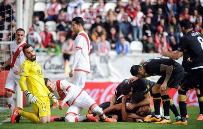 Los jugadores del Sevilla felicitan a N'Zonzi por su gol.