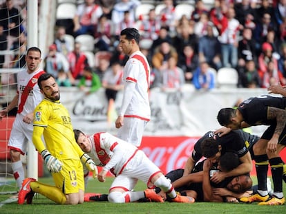 Los jugadores del Sevilla felicitan a N'Zonzi por su gol.