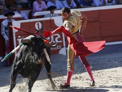 Uceda Leal, en uno de los lances en la tarde que ha abierto la feria de Azpeitia.