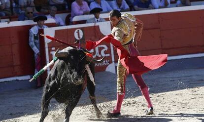 Uceda Leal, en uno de los lances en la tarde que ha abierto la feria de Azpeitia.