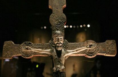 Talla del segle XIII d'un Crist crucificat exposada al Museu Diocesà de Lleida i reclamada pel bisbat de Barbastre.