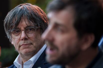 El 'expresident' Carles Puigdemont (izq.) escucha al eurodiputado Toni Comín (der.) durante el acto del Consell de la República celebrado en Ribesaltes (Francia).