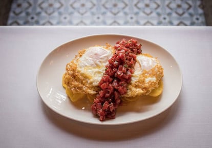 Tartar de atún con huevos rotos, uno de los platos de Casa Orellana.