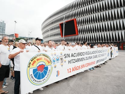 Agentes de la Ertzaintza vestidos de blanco se concentran este lunes en la explanada de San Mamés en una protesta para exigir mejoras laborales.