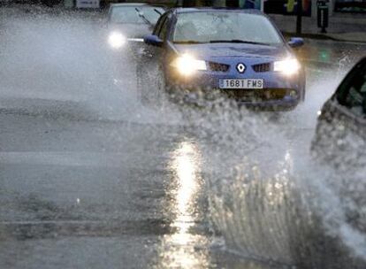 Lluvia caída hoy sobre Málaga, donde ha anegado viviendas, comercios, sótanos y garajes.